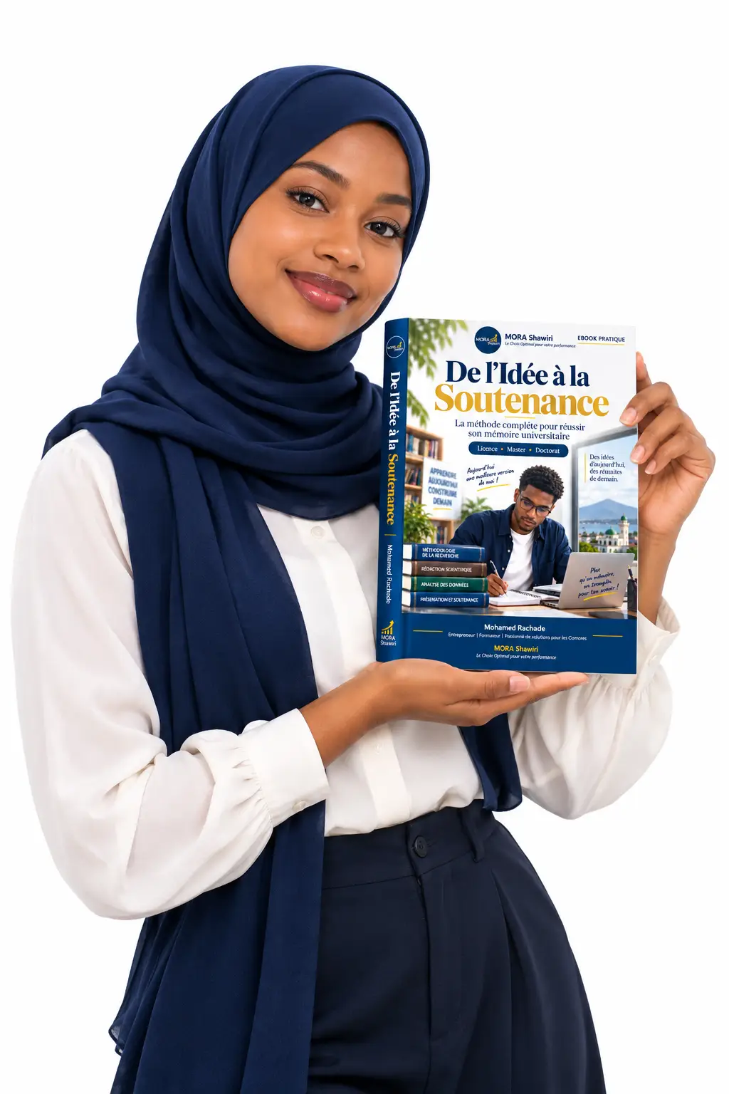 Une étudiante souriante présentant le guide « De l’Idée à la Soutenance »